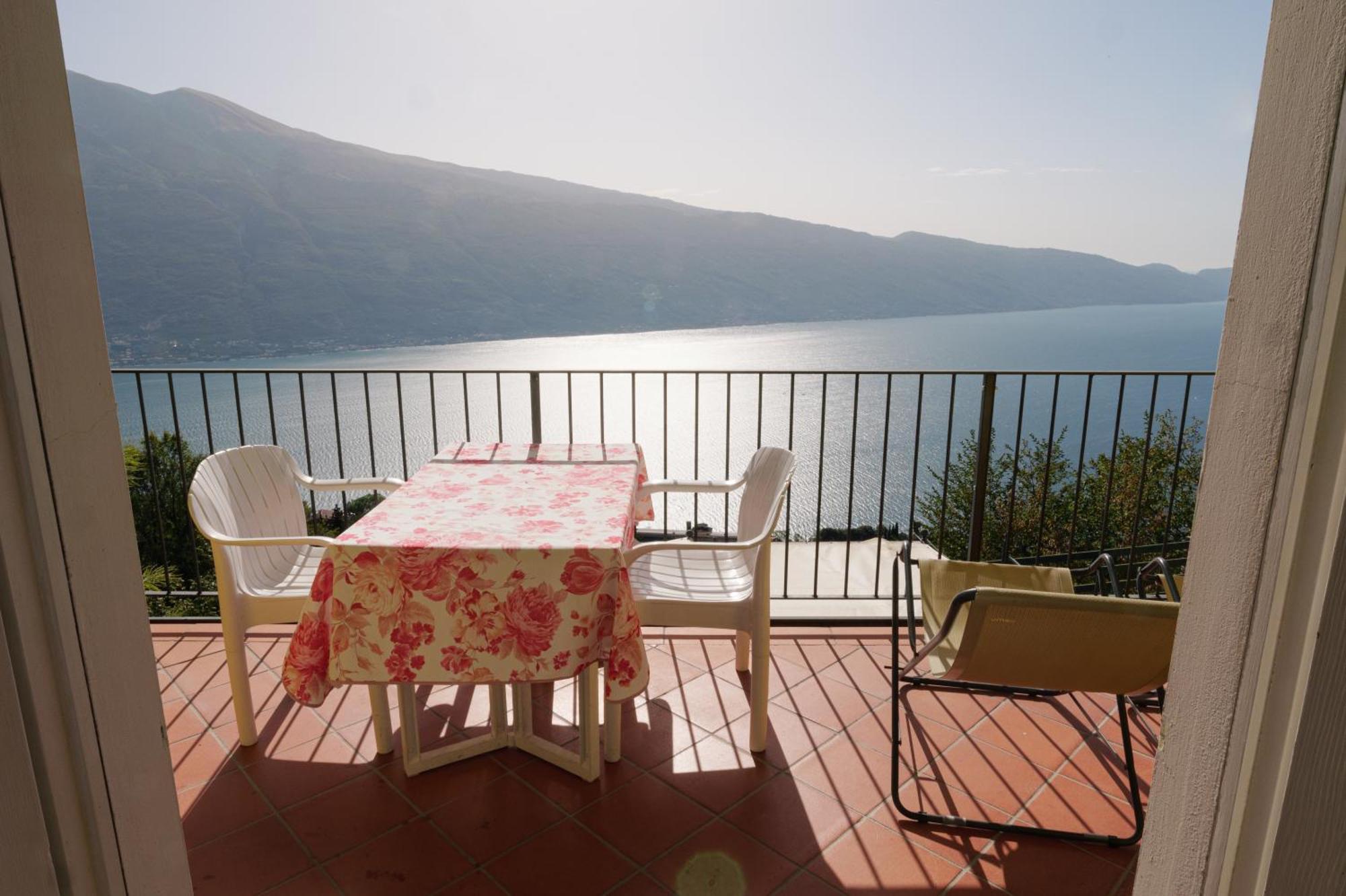 Casa Navla' Appartamenti "Ulivi"- "Fiori" -"Velieri"-"Luna"-"Nido"-"Taverna" Tignale Exterior foto
